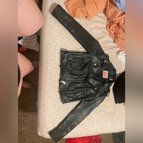 Levi’s Faux Leather Moto Jacket - Picture 3 of 9